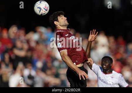 Salerno, Italia. 21 aprile 2024. Il difensore argentino della Salernitana Federico Fazio controlla il pallone durante la partita di calcio di serie A tra Unione sportiva Salernitana vs Fiorentina allo Stadio Arechi di Salerno il 21 aprile 2024. Credito: Agenzia fotografica indipendente/Alamy Live News Foto Stock