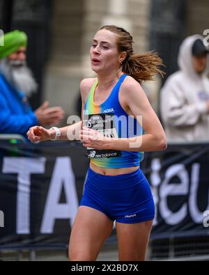 Londra, Regno Unito. 21 aprile 2024. Mhairi Maclennan è la prima donna britannica a superare il traguardo nel suo debutto alla maratona di Londra. Ha completato la gara d'élite femminile 11° in un tempo di 02:29:15, e si è piazzata 39° assoluto Credit: MartinJPalmer/Alamy Live News Foto Stock