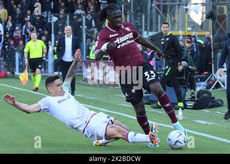 Salerno, Italia. 21 aprile 2024. Loum Tchaouna della US Salernitana 1919 gareggia per il pallone con xduring la partita di serie A tra US Salernitana 1919 vs AC all'Arechi Stadium credito: Independent Photo Agency/Alamy Live News Foto Stock