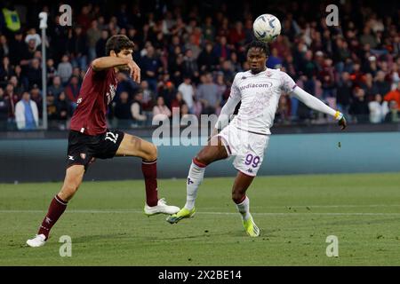 Salerno, Campania, Italia. 21 aprile 2024. Christian Kouame della Fiorentina e Federico Fazio della Salernitana in azione durante la partita di calcio di serie A tra US Salernitana - ACF Fiorentina Stadio Arechi il 21 aprile 2024 a Salerno. (Credit Image: © Ciro De Luca/ZUMA Press Wire) SOLO PER USO EDITORIALE! Non per USO commerciale! Foto Stock