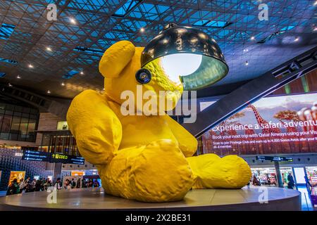 Doha, Qatar 31 23 gennaio. Aeroporto internazionale di Hamad, Lamp Yellow Bear di URS Fischer. Capitale della Coppa del mondo FIFA 2022. Foto Stock