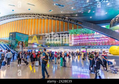 Doha, Qatar 31 23 gennaio. Aeroporto internazionale di Hamad, Lamp Yellow Bear di URS Fischer. Capitale della Coppa del mondo FIFA 2022. Foto Stock