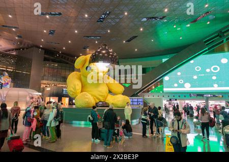 Doha, Qatar 31 23 gennaio. Aeroporto internazionale di Hamad, Lamp Yellow Bear di URS Fischer. Capitale della Coppa del mondo FIFA 2022. Foto Stock