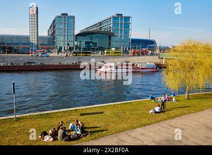 Hauptbahnhof, Berlino Stazione Centrale, il fiume Sprea, Berlino, Germania Foto Stock