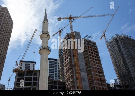 21 aprile 2024: Scene di vita quotidiana a Fikirtepe, uno dei più grandi progetti di trasformazione urbana di Istanbul nel distretto di Kadikoy, Turkiye, il 21 aprile 2022. Fikirtepe, un quartiere è stata una delle prime zone selezionate per far parte dell'ambizioso progetto di trasformazione urbana del governo di Istanbul. Quindici anni dopo, il processo è stato confuso con controversie legali e disaccordi tra appaltatori e proprietari di immobili. (Credit Image: © Tolga Ildun/ZUMA Press Wire) SOLO PER USO EDITORIALE! Non per USO commerciale! Foto Stock