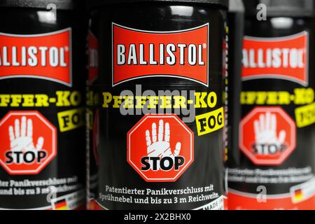 Viersen, Germania - 5 aprile. 2024: Primo piano delle bombolette spray difensive Ballistol Pepper per autodifesa Foto Stock