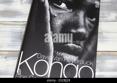 Viersen, Germania - 9 aprile. 2024: Closeup of David van Reybrouck copertina del libro sulla storia del Congo, edizione tedesca Foto Stock