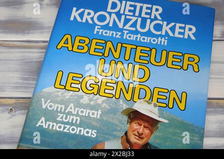 Viersen, Germania - 9 aprile. 2024: Primo piano della copertina del libro del giornalista tedesco Dieter Kronzucker Foto Stock
