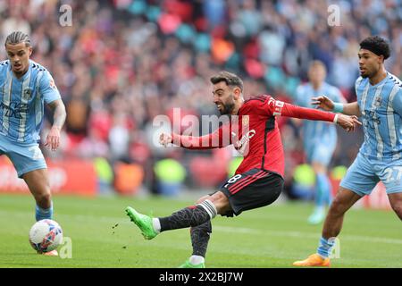 Londra, Regno Unito. 21 aprile 2024. Bruno Fernandes del Manchester Utd segna il terzo gol della sua squadra. La semifinale della Emirates fa Cup, Coventry City contro Manchester Utd, allo stadio di Wembley a Londra, domenica 21 aprile 2024. Solo per uso editoriale. foto di Andrew Orchard/Andrew Orchard fotografia sportiva/Alamy Live News Credit: Andrew Orchard fotografia sportiva/Alamy Live News Foto Stock