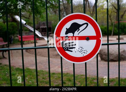 Berlino, Germania. 5 aprile 2024. 05.04.2024, Berlino. Un cartello sulla recinzione di un parco giochi nel quartiere Steglitz indica che qui è vietato dar da mangiare e attrarre ratti. I ratti possono trasmettere malattie agli esseri umani. Credito: Wolfram Steinberg/dpa credito: Wolfram Steinberg/dpa/Alamy Live News Foto Stock