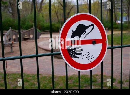 Berlino, Germania. 5 aprile 2024. 05.04.2024, Berlino. Un cartello sulla recinzione di un parco giochi nel quartiere Steglitz indica che qui è vietato dar da mangiare e attrarre ratti. I ratti possono trasmettere malattie agli esseri umani. Credito: Wolfram Steinberg/dpa credito: Wolfram Steinberg/dpa/Alamy Live News Foto Stock