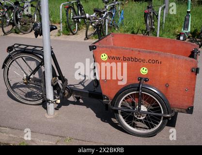 Berlino, Germania. 21 aprile 2024. 21.04.2024, Berlino. Una bici da carico Babboe è parcheggiata a Suedkreuz e collegata a un palo. Credito: Wolfram Steinberg/dpa credito: Wolfram Steinberg/dpa/Alamy Live News Foto Stock