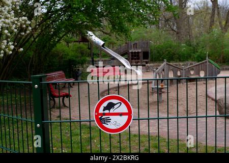 Berlino, Germania. 5 aprile 2024. 05.04.2024, Berlino. Un cartello sulla recinzione di un parco giochi nel quartiere Steglitz indica che qui è vietato dar da mangiare e attrarre ratti. I ratti possono trasmettere malattie agli esseri umani. Credito: Wolfram Steinberg/dpa credito: Wolfram Steinberg/dpa/Alamy Live News Foto Stock