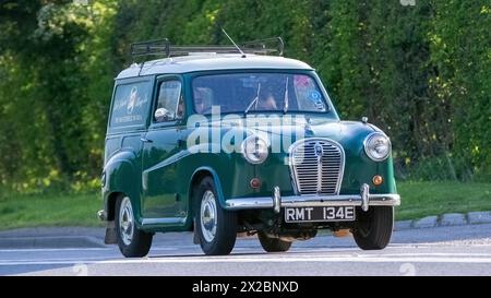 Bicester, Regno Unito - 21 aprile 2024: 1967 Austin A40 verde, classico furgone che guida su una strada britannica Foto Stock