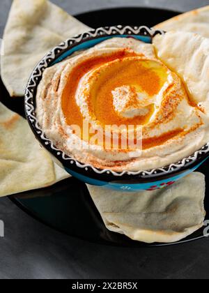 Chickpea Hummus Bowl con Pita Chips e Paprika, primo piano Foto Stock