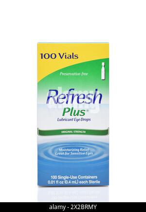 IRVINE, CALIFORNIA - 20 APR 2024: Una scatola di 100 fiale di gocce di lubrificante per occhi Refresh Plus. Foto Stock