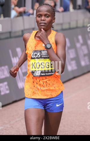 Londra, Regno Unito. 21 aprile 2024. Brigid KOSGEI (KEN), arriva al quinto posto. Il percorso della maratona di Londra del 2024 TCS corre da Greenwich attraverso la City di Londra, finendo al Mall di Westminster. Si prevede che quest'anno la maratona avrà inizio in totale circa 50.000 partecipanti, tra cui 20 parlamentari, diversi colleghi e molte celebrità. Crediti: Imageplotter/Alamy Live News Foto Stock