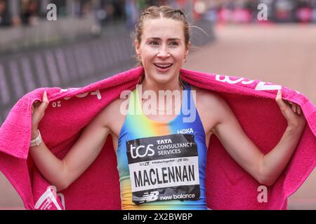 Londra, Regno Unito. 21 aprile 2024. La prima corsa femminile britannica, Mhairi Maclennan. I vincitori della gara Elite si vedono arrivare al traguardo e all'area di presentazione. Il percorso della maratona di Londra del 2024 TCS corre da Greenwich attraverso la City di Londra, finendo al Mall di Westminster. Si prevede che quest'anno la maratona avrà inizio in totale circa 50.000 partecipanti, tra cui 20 parlamentari, diversi colleghi e molte celebrità. Crediti: Imageplotter/Alamy Live News Foto Stock