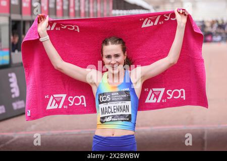 Londra, Regno Unito. 21 aprile 2024. La prima corsa femminile britannica, Mhairi Maclennan. I vincitori della gara Elite si vedono arrivare al traguardo e all'area di presentazione. Il percorso della maratona di Londra del 2024 TCS corre da Greenwich attraverso la City di Londra, finendo al Mall di Westminster. Si prevede che quest'anno la maratona avrà inizio in totale circa 50.000 partecipanti, tra cui 20 parlamentari, diversi colleghi e molte celebrità. Crediti: Imageplotter/Alamy Live News Foto Stock