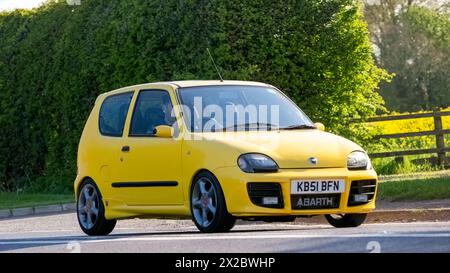 Bicester, Regno Unito - 21 aprile 2024: 2001 auto d'epoca gialla Fiat Cinquento che guida su una strada britannica Foto Stock