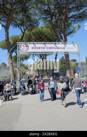 Roma, Italia. 21 aprile 2024. Visitatori il giorno della riapertura al pubblico del Giardino Comunale delle Rose di Roma. (Credit Image: © Marcello Valeri/ZUMA Press Wire) SOLO PER USO EDITORIALE! Non per USO commerciale! Foto Stock