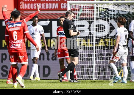 Kortrijk, Belgio. 21 aprile 2024. L'arbitro Jan Boterberg nella foto durante una partita di calcio tra KV Kortrijk e RWD Molenbeek, domenica 21 aprile 2024 a Kortrijk, il giorno 3/6 dei play-off di retrocessione della 'Jupiler Pro League 2023-2024. BELGA PHOTO TOM GOYVAERTS credito: Belga News Agency/Alamy Live News Foto Stock