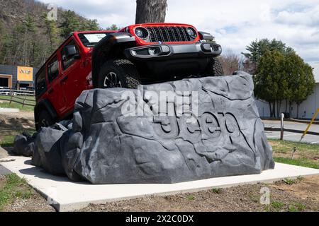 Una Jeep Wrangler di colore rosso brillante parcheggiata su una roccia prodotta presso la Krystal Chrysler Jeep Dodge RAM Fiat di Warrensburg, New York Foto Stock