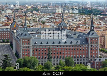 Vista panoramica ad alta risoluzione di Madrid, capitale della Spagna, con il quartier generale delle forze aeree e spaziali spagnole e il Palazzo reale sul retro Foto Stock