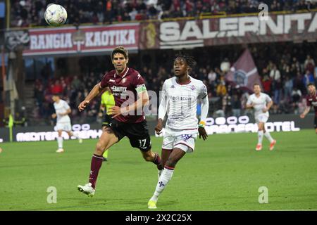 Salerno, Italia, 21 aprile 2024 Cristian Kouamé dell'ACF Fiorentina gareggia per il ballo con Federico Fazio della US Salernitana 1919 durante la partita di serie A tra US Salernitana 1919 vs AC Fiorentina crediti: Agostino Gemito/ Alamy Live News Foto Stock