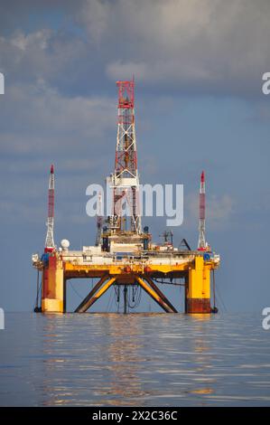 Piattaforma di perforazione offshore di gas e petrolio galleggiante in acque profonde della Transocean Amirante nel Golfo del Messico al largo della costa della Louisiana. Foto Stock