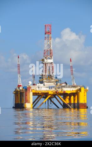 Piattaforma di perforazione offshore di gas e petrolio galleggiante in acque profonde della Transocean Amirante nel Golfo del Messico al largo della costa della Louisiana. Foto Stock