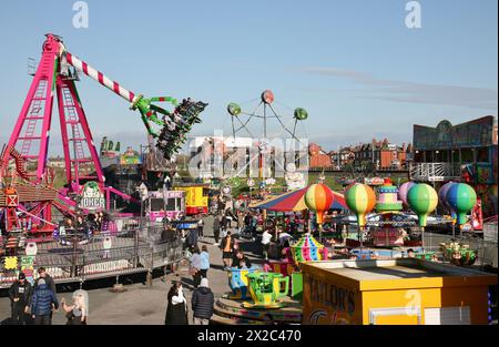 Una vista del parco divertimenti itinerante, presso la località balneare di Fleetwood, Lancashire, Regno Unito, Europa sabato 20, aprile 2024 Foto Stock