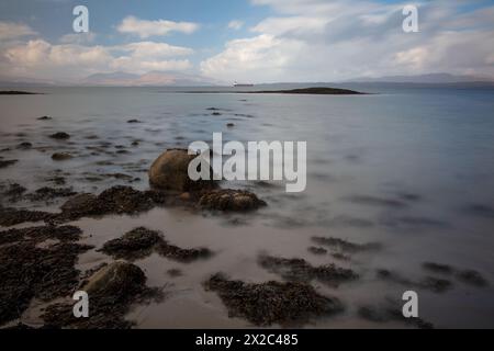 Vista da Ganavan Sands con l'isola di Mull e l'isola di Lismore in lontananza. Oban, Argyll e Bute, Scozia, Regno Unito. Foto Stock