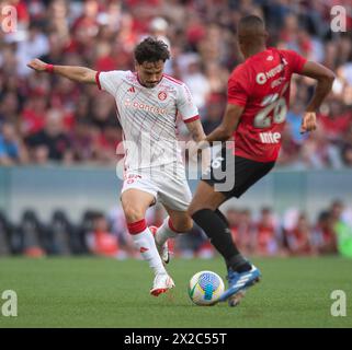 Curitiba, Brasile. 21 aprile 2024. Mauricio dell'Internacional, durante la partita tra l'Athletico Paranaense e l'Internacional, per la serie A 2024 brasiliana, allo stadio Ligga Arena, a Curitiba il 21 aprile. Foto: Max Peixoto/DiaEsportivo/Alamy Live News crediti: DiaEsportivo/Alamy Live News Foto Stock