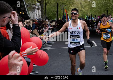 Londra, Regno Unito. 21 aprile 2024. Un corridore interagisce con i tifosi durante la Maratona di Londra 2024. Oltre 50.000 corridori hanno partecipato alla Maratona di Londra del 2024. Credito: SOPA Images Limited/Alamy Live News Foto Stock