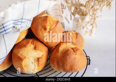 panini fatti in casa. Panini fatti in casa su tavola con orecchie di grano. Panini per la cena fatti in casa, attenzione selettiva. Foto Stock