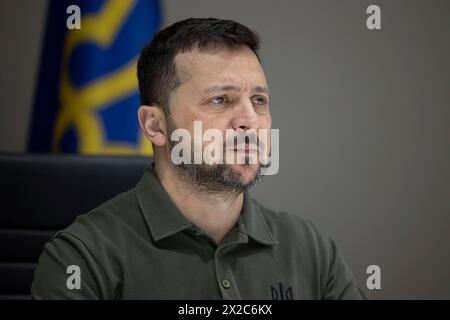 Kiev, Ucraina. 21 aprile 2024. Il presidente ucraino Volodymyr Zelenskyy discute l'approvazione del pacchetto di aiuti militari da parte della camera dei rappresentanti degli Stati Uniti durante un'intervista a distanza sul programma Meet the Press Television della NBC, 21 aprile 2024, a Kiev in Ucraina. Zelenskyy ha ringraziato entrambi i partiti politici e il popolo americano per aver sostenuto l'Ucraina. Credito: Handout/Ufficio stampa presidenziale ucraino/Alamy Live News Foto Stock