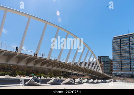 Valencia, Spagna - 19 aprile 2024: Ponte Alameda e stazione della metropolitana di Santiago Calatrava. Il design moderno rende il ponte un'attrazione nel cit Foto Stock