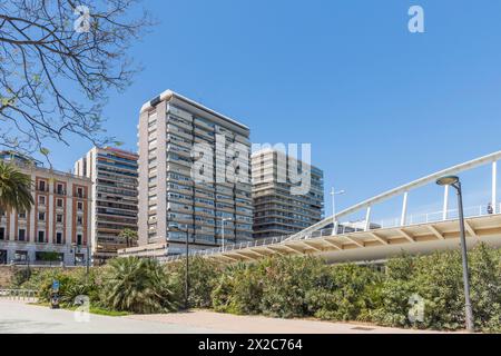 Valencia, Spagna - 19 aprile 2024: Ponte Alameda e stazione della metropolitana di Santiago Calatrava. Il design moderno rende il ponte un'attrazione nel cit Foto Stock