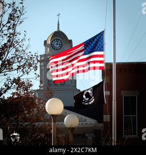 Bandiera DEGLI STATI UNITI di fronte al municipio di Jasper, Jasper, Indiana Foto Stock