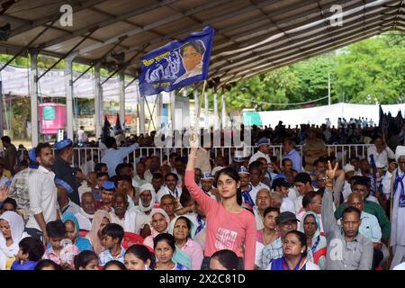 GHAZIABAD, INDIA - 21 APRILE: Sostenitori del partito Bahujan Samaj durante la manifestazione elettorale a Ramlila Ground Kavi Nagar, il 21 aprile 2024 a Ghaziabad, India. Ha detto che se le macchine elettorali elettroniche (EVMS) non vengono manomesse, sarà "difficile" per il BJP al governo vincere i sondaggi di Lok Sabha questa volta. Ha anche colpito al BJP, dicendo "a causa delle politiche casteiste, capitaliste e comuniste del BJP”, il partito dovrà affrontare una dura lotta in queste elezioni parlamentari. (Foto di Sakib Ali/Hindustan Times/Sipa USA ) Foto Stock