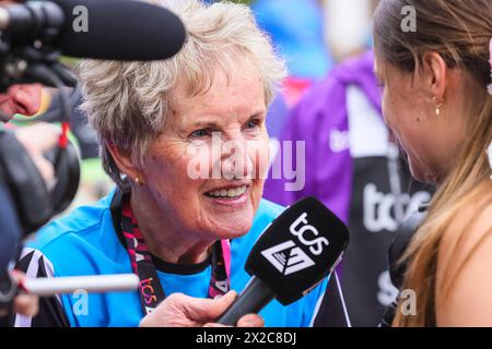 Londra, Regno Unito. 21 aprile 2024. Eileen Hieron, 81 anni, più anziana donna runner con Maya Woolf, 18 anni, più giovane donna runner. I runner delle celebrità finiscono la loro gara, la maggior parte di loro corre per beneficenza a loro scelta. Il percorso della maratona di Londra del 2024 TCS corre da Greenwich attraverso la City di Londra, finendo al Mall di Westminster. Si prevede che quest'anno la maratona avrà inizio in totale circa 50.000 partecipanti, tra cui 20 parlamentari, diversi colleghi e molte celebrità. Crediti: Imageplotter/Alamy Live News Foto Stock