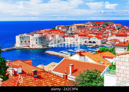 Dubrovnik, Croazia: Vista aerea della città vecchia (Ragusa medievale) circondata da mura fortificate sopra il mare Adriatico e la costa dalmata, in Europa Foto Stock