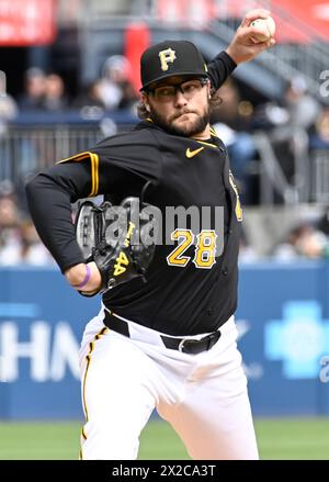 Pittsburgh, Stati Uniti. 21 aprile 2024. Il lanciatore dei Pittsburgh Pirates Josh Fleming (28) lanciò nel settimo inning contro i Boston Red Sox al PNC Park domenica 21 aprile 2024 a Pittsburgh. Foto di Archie Carpenter/UPI credito: UPI/Alamy Live News Foto Stock