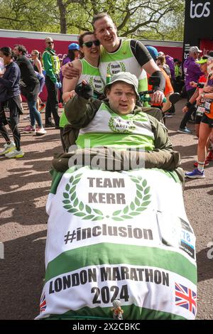 Londra, Regno Unito. 21 aprile 2024. I corridori delle gare di massa, tra cui molti che corrono in abiti eleganti e per beneficenza, al traguardo. Il percorso della maratona di Londra del 2024 TCS corre da Greenwich attraverso la City di Londra, finendo al Mall di Westminster. Si prevede che quest'anno la maratona avrà inizio in totale circa 50.000 partecipanti, tra cui 20 parlamentari, diversi colleghi e molte celebrità. Crediti: Imageplotter/Alamy Live News Foto Stock