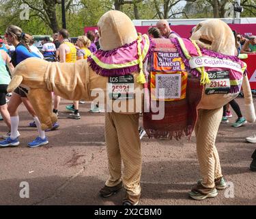 Londra, Regno Unito. 21 aprile 2024. I corridori delle gare di massa, tra cui molti che corrono in abiti eleganti e per beneficenza, al traguardo. Il percorso della maratona di Londra del 2024 TCS corre da Greenwich attraverso la City di Londra, finendo al Mall di Westminster. Si prevede che quest'anno la maratona avrà inizio in totale circa 50.000 partecipanti, tra cui 20 parlamentari, diversi colleghi e molte celebrità. Crediti: Imageplotter/Alamy Live News Foto Stock