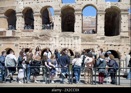 Roma, Italia. 21 aprile 2024. Turisti di fronte al Colosseo in occasione della rievocazione storica della fondazione di Roma. Centinaia di appassionati dell'antica Roma provenienti da tutto il mondo hanno partecipato alla rievocazione storica che ogni anno celebra l'anniversario della nascita di Roma organizzata dal gruppo storico Romano a Roma. Il Natale di Roma, anticamente chiamato Dies Romana e conosciuto anche con il nome di Romaia, è una festa legata alla fondazione della città di Roma, celebrata il 21 aprile. Secondo la leggenda, Romolo fondò la città di Roma il 21 aprile 753 a.C. (Credito a me Foto Stock