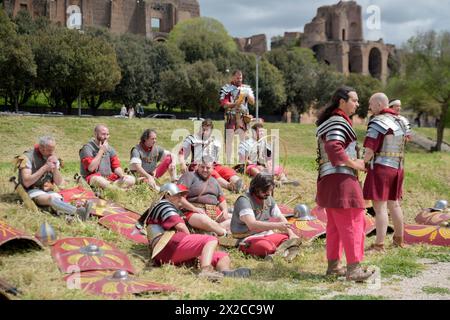 Roma, Italia. 20 aprile 2024. Antichi soldati romani di stanza nel prato del Circo massimo in occasione della rievocazione storica della fondazione di Roma. Centinaia di appassionati dell'antica Roma provenienti da tutto il mondo hanno partecipato alla rievocazione storica che ogni anno celebra l'anniversario della nascita di Roma organizzata dal gruppo storico Romano a Roma. Il Natale di Roma, anticamente chiamato Dies Romana e conosciuto anche con il nome di Romaia, è una festa legata alla fondazione della città di Roma, celebrata il 21 aprile. Secondo la leggenda, Romolo fondò la città di Foto Stock