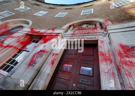 Vernice rossa riveste le pareti e la porta d’ingresso del County Hall e le parole «Drop Elbit» possono essere viste spruzzate sull’edificio. Gli attivisti della Palestine Action lasciano l'esterno dell'edificio della County Hall ricoperto di vernice rossa e graffiti dopo l'attacco notturno. Questa è la terza azione nel giro di un mese. I manifestanti chiedono che il Consiglio di Somerset ponga fine all'affitto di uffici che hanno concesso alla Elbit Systems ad Aztec West, Bristol. Essi sostengono che le armi prodotte da Elbit Systems nel Regno Unito sono utilizzate dalla forza di difesa israeliana contro i palestinesi a Gaza e altrove. Bombardamenti israeliani Foto Stock