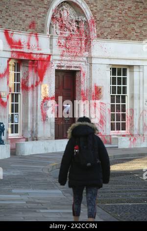 La vernice rossa riveste le pareti e la porta d'ingresso della County Hall mentre la passeggia pedonale dopo un attacco notturno dalla Palestine Action. Gli attivisti della Palestine Action lasciano l'esterno dell'edificio della County Hall ricoperto di vernice rossa e graffiti dopo un attacco notturno. Questa è la terza azione nel giro di un mese. I manifestanti chiedono che il Consiglio di Somerset ponga fine all'affitto di uffici che hanno concesso alla Elbit Systems ad Aztec West, Bristol. Essi sostengono che le armi prodotte da Elbit Systems nel Regno Unito sono utilizzate dalla forza di difesa israeliana contro i palestinesi a Gaza e altrove. ISR Foto Stock